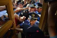 «Это вы меня еще в драке не видели». В Интернете появилось видео, как во время штурма Киевсовета нардепу «прилетело» по лицу